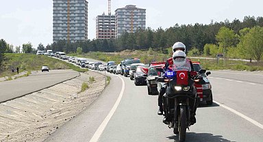 1 günlüğüne asker olan özel bireylere davul zurnalı asker konvoyu