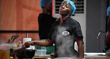 100 saat boyunca yemek yapan Nijeryalı şef rekor kırdı