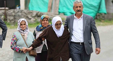 110 yaşındaki Safiye nine 2. tur seçimleri için sandık başına gitti