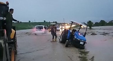 15 dakikalık yağış Vezirköprü'de hayatı felç etti