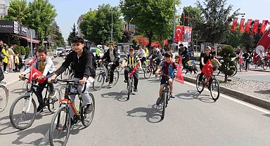 230 genç 8 kilometre pedal çevirdi