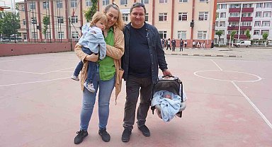 25 günlük bebeğiyle sandık başına gitti