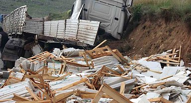 250 bin TL'lik mermer kazada yola savrulup kullanılamaz hale geldi
