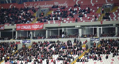 4 Eylül Stadyumu'nda maça taraftar ilgi göstermedi