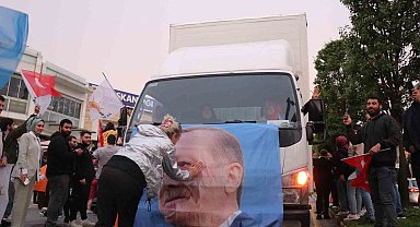 7'den 70'e sokağa dökülüp seçim zaferini kutlamaya başladılar