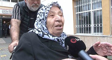 82 yaşındaki kadın tekerlekli sandalyeyle oy kullanmaya geldi