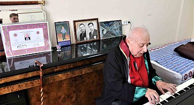 84 yaşında avukat oldu, azmin zaferini çeşitli dillerde piyano çalarak kutladı
