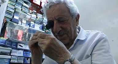 89 yaşında 2,5 metrekarelik dükkanında 55 yıldır zaman ayarlıyor