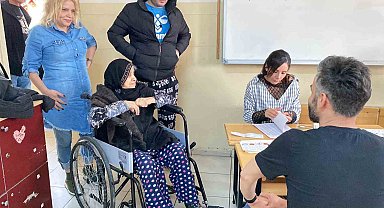 90 yaşındaki Hacer nine oy kullanmak için tekerlekli sandalye ile sandığa gitti