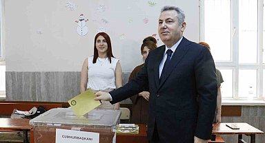 Adana Valisi Cumhurbaşkanlığı seçimi için oyunu kullandı