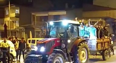 Adilcevaz'da vatandaşlar Cumhurbaşkanı Erdoğan'ın seçim zaferini traktörle kutladı