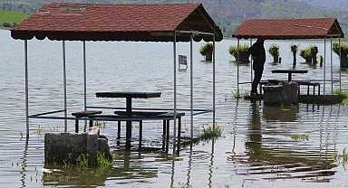 Afrika çöllerini aratmıyordu, şimdiyse kamelyalar sular altında kaldı