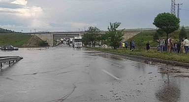 Afyonkarahisar-İzmir karayolu yağış nedeniyle 1 saat ulaşıma kapandı