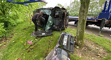 Ağaca çarpan araç yan yatarak durabildi