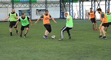 Ağrı Milli Eğitim Müdürü Kökrek, öğretmenler arası futbol turnuvasında sporculara tatlı ikram etti