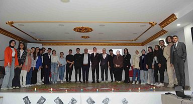 Aileler çocuklarıyla, öğrenciler şiirleriyle duygulandı