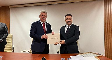 AK Parti Grup Başkanvekili Muhammet Emin Akbaşoğlu mazbatasını aldı