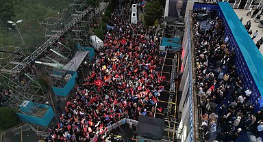 AK Parti İstanbul İl Başkanlığında seçim kutlamaları başladı