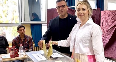 AK Parti Seferihisar İlçe Başkanı Aydın eşi ile birlikte oyunu kullandı