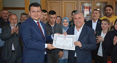 AK Parti'li Nazım Maviş 3. kez mazbatasını aldı