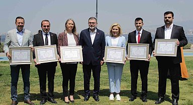 AK Parti'nin İzmir Milletvekilleri mazbatalarını aldı