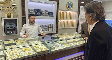 AK Partili Milletvekili Mustafa Demir, Fatih'te esnafı ziyaret etti