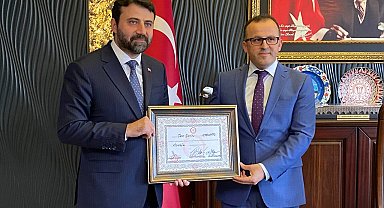 AK Partili Şahin ve Keskinkılıç mazbatalarını aldı
