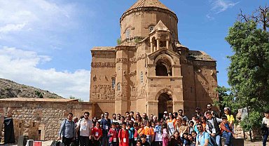 Akdamar Adası'nda ilk defa tiyatro oyunu sahnelendi