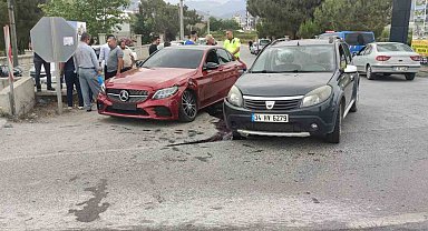 Alanya'da 3 aracın karıştığı kazada 2 kişi yaralandı