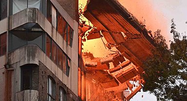 Alevlerin sardığı binanın duvarı bir anda yıkıldı