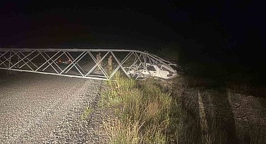 Alkollü sürücü çarptığı aydınlatma direğini yerinden söktü: 1 yaralı