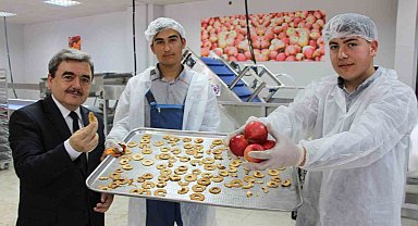 Amasya'da okulda meyve kurutma tesisi kuruldu, elma cipsi üretimine başlayan öğrencilerin hedefleri büyük