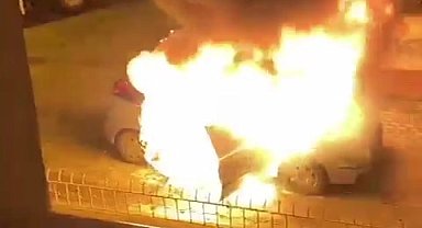 Amasya'da yanan otomobil alev topuna döndü