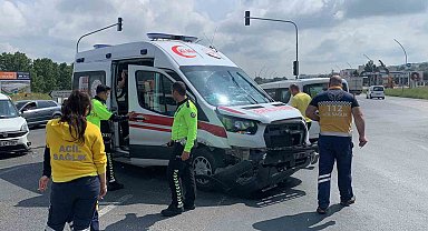 Ambulansla otomobil çarpıştı: 2 ambulans personeli yaralandı