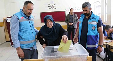 Ambulansla taşınan hastalar sandık başına gitti