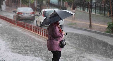 Aniden bastıran yağmura vatandaşlar hazırlıksız yakalandı