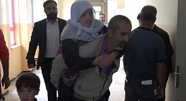 Annesini sırtında taşıyarak sandığa getirdi