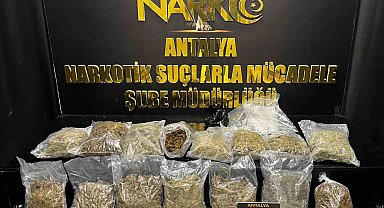 Antalya'da 8,5 kilogram esrar, 20 gram kokain maddesi ele geçirildi