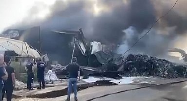 Antalya'da geri dönüşüm tesisi alev alev yandı, gökyüzü siyaha büründü