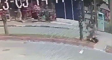 Antalya'da iki gencin can verdiği feci kaza güvenlik kamerasına yansıdı