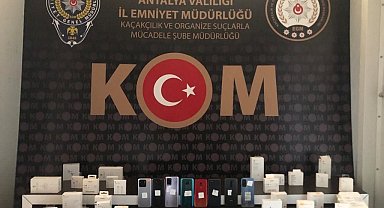 Antalya'da polisten kaçak elektronik eşya ve tütün operasyonu