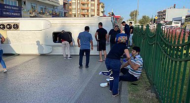 Antalya'da servis aracı otomobille çarpıştı: 12 yaralı