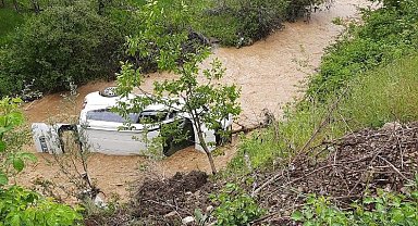 Araç dereye uçtu: 3 yaralı