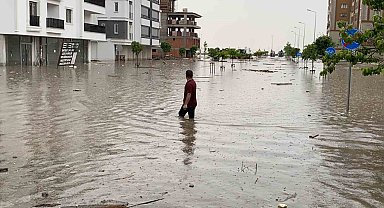 Araçlar suya gömüldü, sürücüler tepki gösterdi