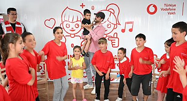 Aras Bulut İynemli, 'Yarını Kodlayanlar' projesi için Kahramanmaraş'ta çocuklarla buluştu