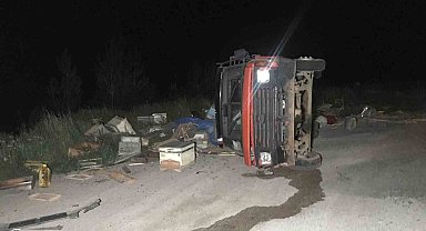 Arı kovanı yüklü pikap yan yattı, 60 kovan arı telef oldu