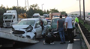 Arıza yapan kamyon zincirleme kazaya sebep oldu: 2 kişi yaralandı