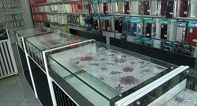 Arnavutköy'de telefoncuyu soyan hırsızlar kendisini fark eden esnafın üzerine araç sürdü