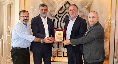 Artuklu Belediyesi Başkanı Tatlıdede'ye 'teşekkür plaketi'