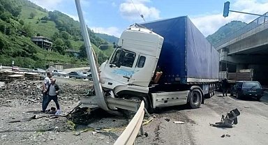 Artvin'de 3 aracın karıştığı kazada 3 kişi yaralandı